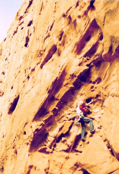 Project - Breaking the Law (5.10?) - Day 2<br>
<br>
foregoing the placed gear this time, January 1986.