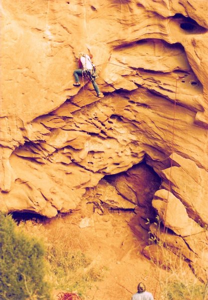 Project - Breaking the Law (5.10?) - Day 2<br>
<br>
starting the traverse, Warren H with the belay, January 1986. With crux figured, the traverse was now bolted.