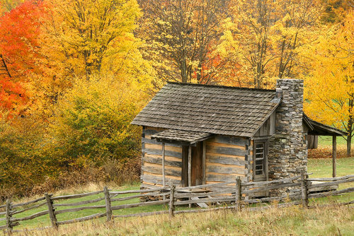 One of several historic log cabins in GHSP, many of which are nearby the Rock House Boulders.