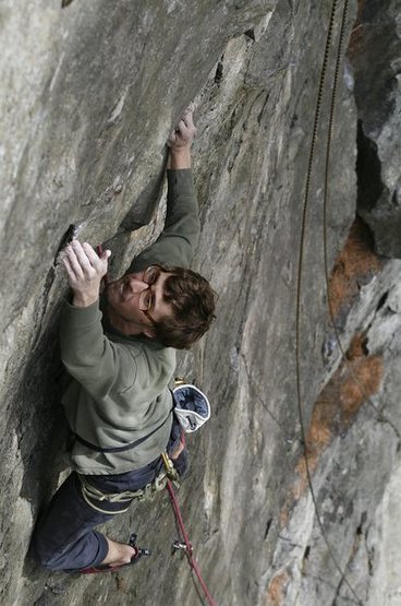 Stewart Korte of the HWDAMF climbing curse of the drill, picture makes it look far harder than it is