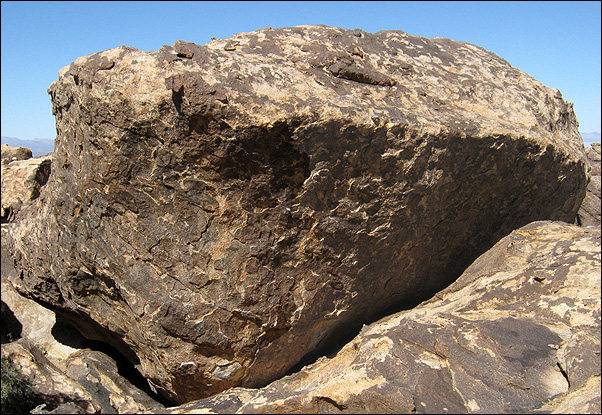Featured Boulder aka: Fred Nicole Boulder.<br>
Photo by Blitzo.