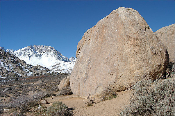Sunshine Boulder from the east.<br>
Photo by Blitzo.