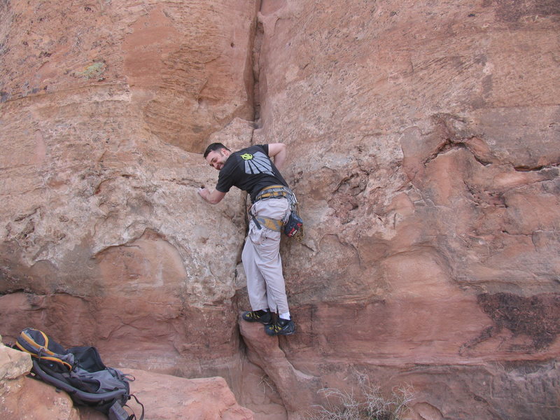 Boulder problem at the bottom of the third pitch.<br>
<br>
The Long Wait, V0-.