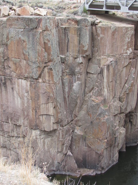 Bushwacker is seen somewhat in profile, beginning at the junction of the two Y-branched crack systems; Bushwacker follows the left crack/dihedral.