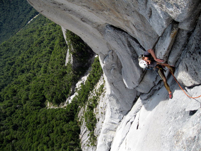 Chris on Bienvenidos a mi Insomnio, 5.11a, 950 m, on Trinidad.