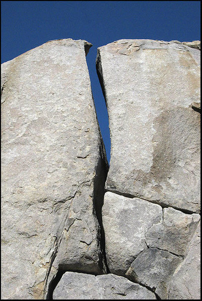 The upper wide crack of Left Y-Crack.<br>
Photo by Blitzo.