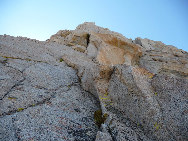 Looking up at pitch 5, the chimney pitch. This is the flakes feature that you are looking for from the ground.