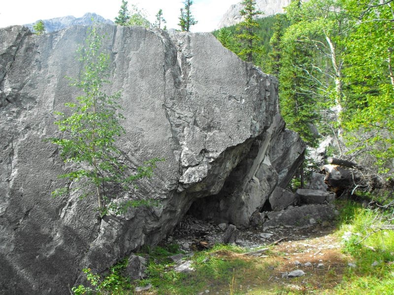 This is what the Sector Six boulder looks like as you approach it from the path. You can see the Hey Sailor arret on the right of the first Block.
