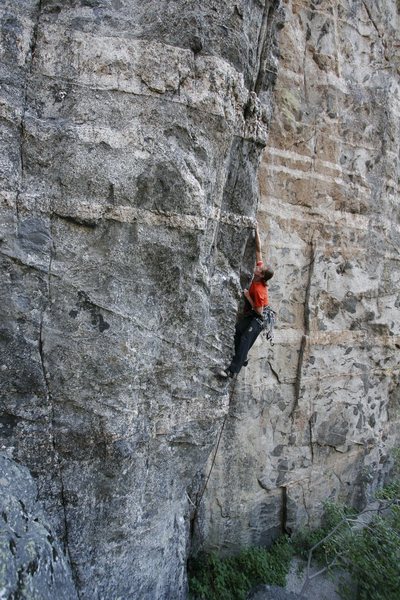 Jug hauling up the first pitch of 'Arretez-vous', a two pitch route (11b; 12b).<br>
Photo: S. Giffin.