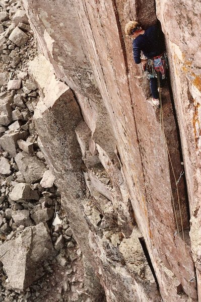 FA photo showing block at beginning of crack.<br>
<br>
Climber: Peter L Scott