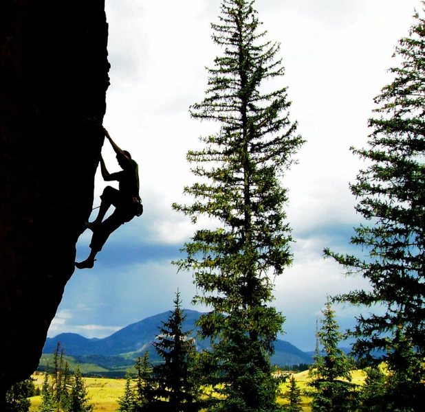 Jason continuing up the arete. Toner Mountain in the background. (I & Eye, 5.11+)