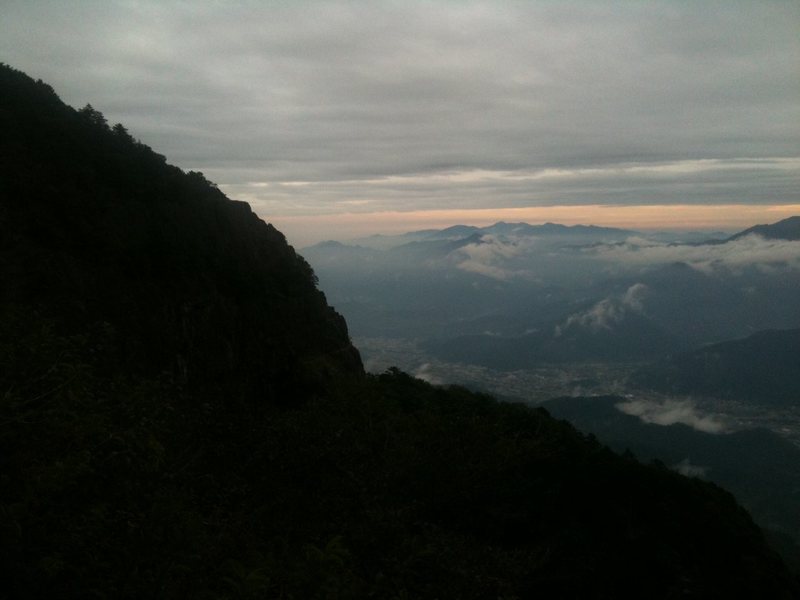 The mountain is on the left. Mount Fuji not in this shot but can be seen while climbing.