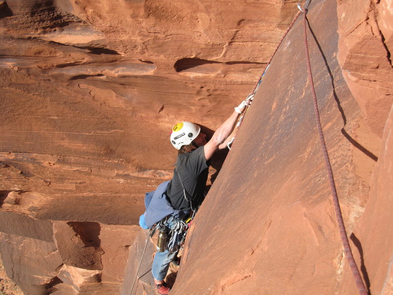 The top section of the 4th pitch. The varied size of this pitch made it strenuous. The belay consists of 1 old star drive and plenty of chossy cracks to put cams in.