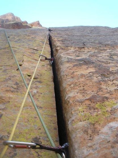 Beautiful thin hands splitter on pitch 3