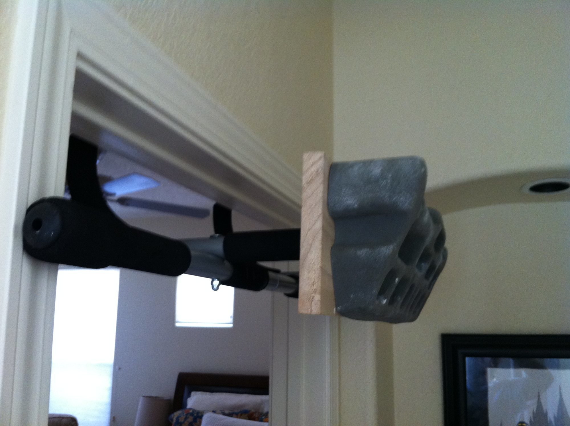 Hangboard mounted to pull up bar