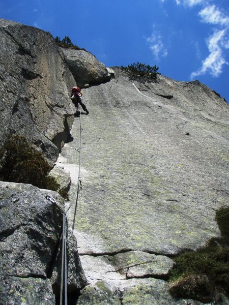 Pitch ten of Zeichen der Freundschaft (6b+), the crux pitch of the route, ascending a PERFECT layback crack, stemming with the fin on the left side of the corner at first, then full-on layback up to the bulge, and a hard traverse along the bulge to exit.