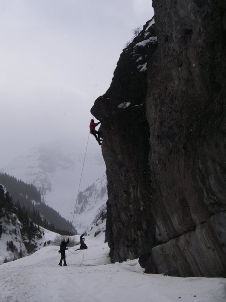 Climber at the anchors (actually just finishing The Local Scoop). This anchor serves both routes: Going Retro (route to the left), and The Local Scoop (route to the right). The not-so-obvious cleft just to climber's right is Skylight.