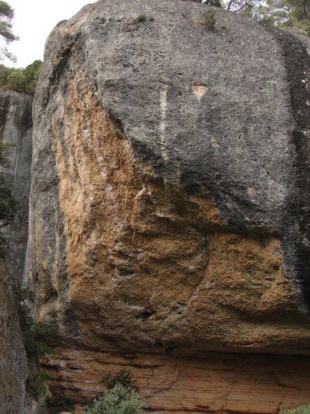 Sátiva Patática is the rightmost line that ends above the hanging grey arete.