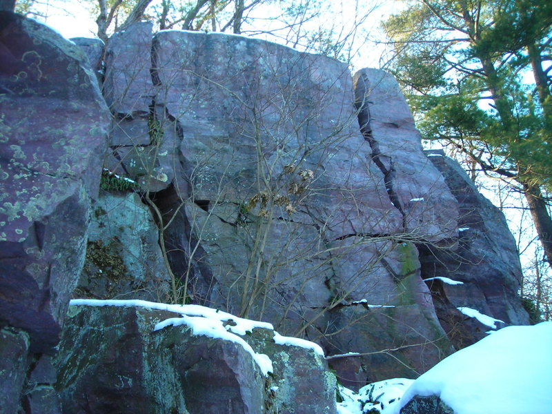 Wall to one side of free-standing block at secluded little DL quartzite ledge.