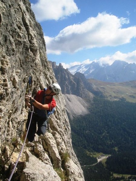 Start of the traverse on the seventh pitch of the Via Rossi - Tomasi