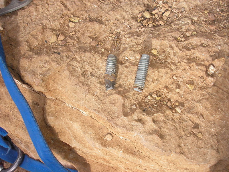 Broken studs. 5th bolt on left, 4th on right.