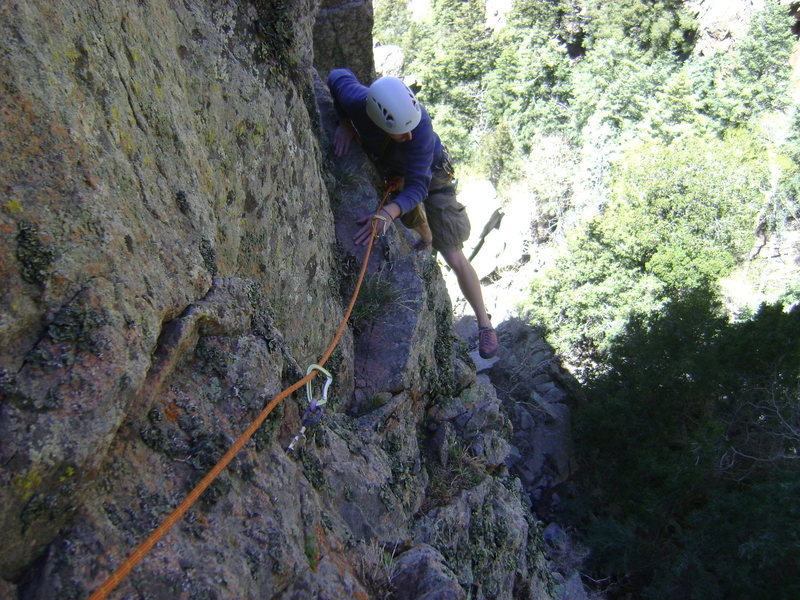 Randy traversing left into the V-shaped alcove on Pitch 1.
