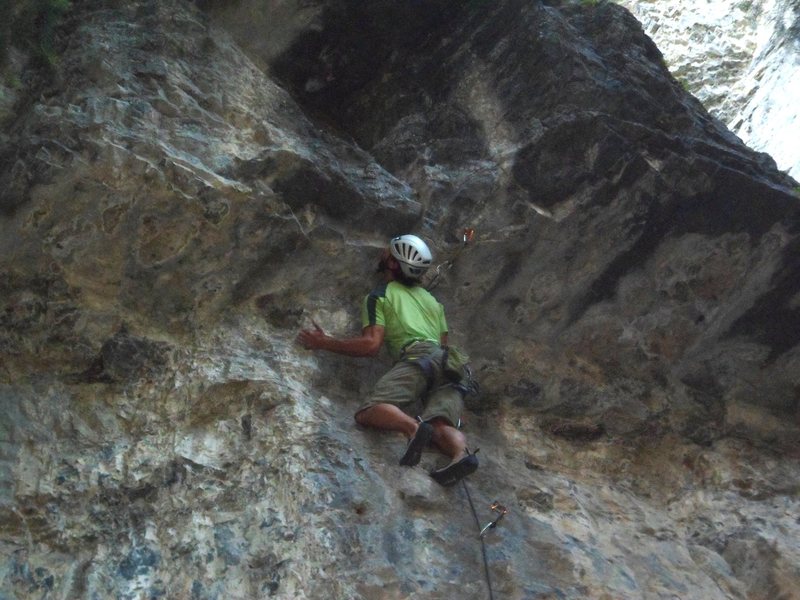 Tricky roof for an on-sight<br>
<br>
(photo by Kip Henrie)