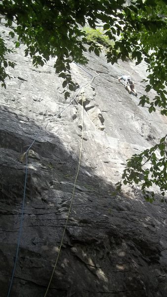 Thin Air<br>
Picture starts from the base, Many choices up to the "double bongs" optional belay where the traverse starts. Linking first pitch and traverse requires about 125 feet of rope.