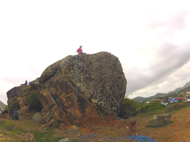 Big boulder to climb.<br>
Easy route left.<br>
Intermediate route right.