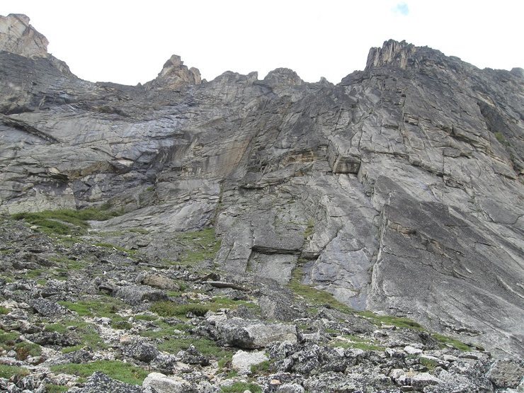 The base of Giradelli, starts up the prominent left facing dihedral to small roof feature.