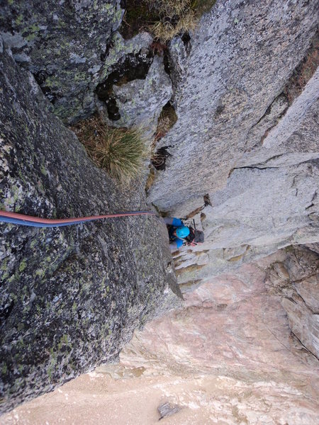 Joe approaches the belay on P5 (after moving the belay to the right end of the ledge).