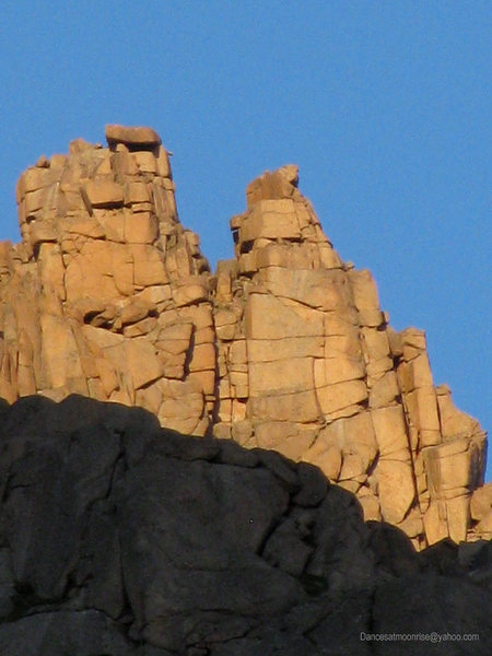 The twin summits of Noname Needle.