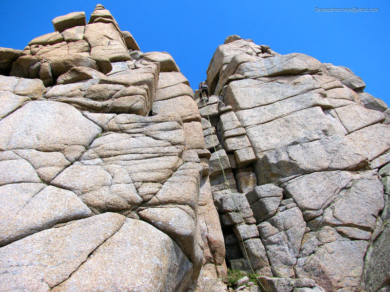 Rap the weakness between the twin summits.