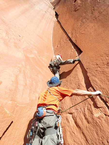 Syncronized limbs! Cory gettin' hory on random (but beautiful) 5.10+. (Note, this is NOT "Desert Sunset." But this IS(?) "Your Moma," a duplicate listed climb, at least as described here on MP. Even though no one seems to know where that name came from...)
