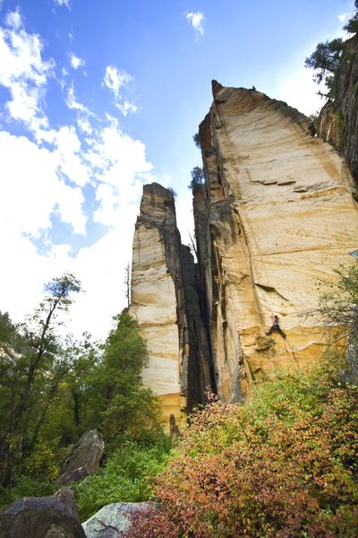 A beautiful Sendtember day in the Ultimates. Ultimate Finger Crack is located on the right wall of the big slot. The steep splitter is Twist of Fate, and continues in the wide corner above.<br>
Photo: Jacob Dolence