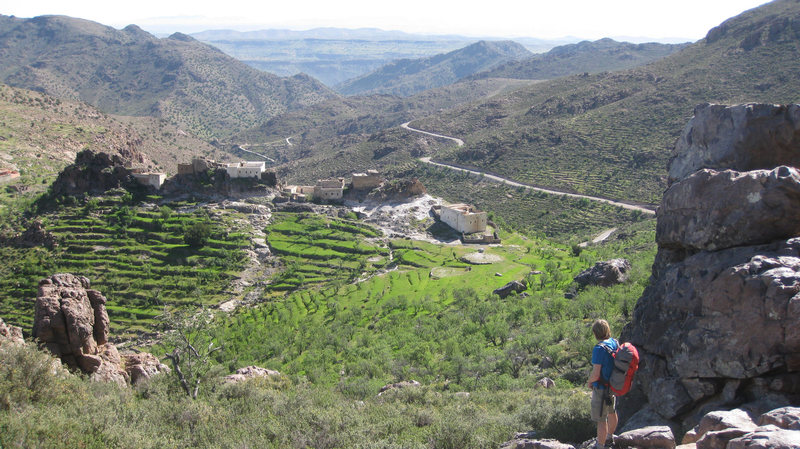 Looking along the Tizi Escarpment on the approach to the Taskra Bastion cliff, photo Paul Donnithorne
