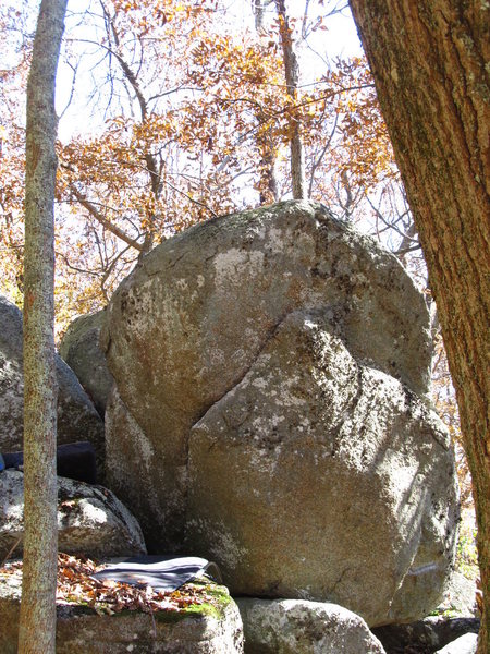 Perfecto Boulder. Perfecto sit starts at the low left of the crack. Follows up and right to the apex of the feature and top out from there at the tallest point of the boulder.