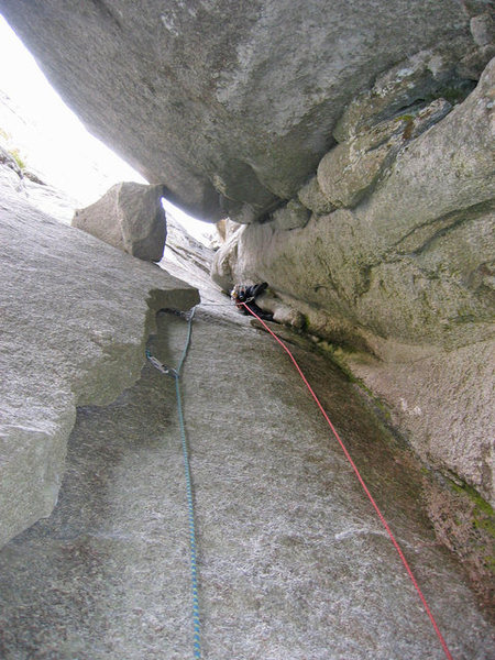 pitch 6. in front of the climber two options: <br>
a)go right on the face clip piton and return back to crack with improbable move.. or<br>
b) go strait climbing flare 10a/b<br>