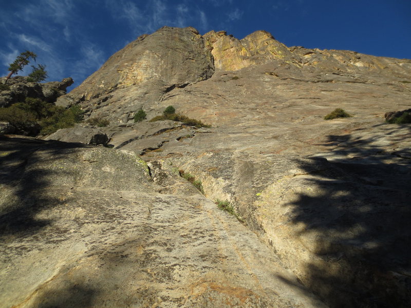 The siege follows the prominent crack system in the middle and exits via a great OW (left of the prominent chimney).
