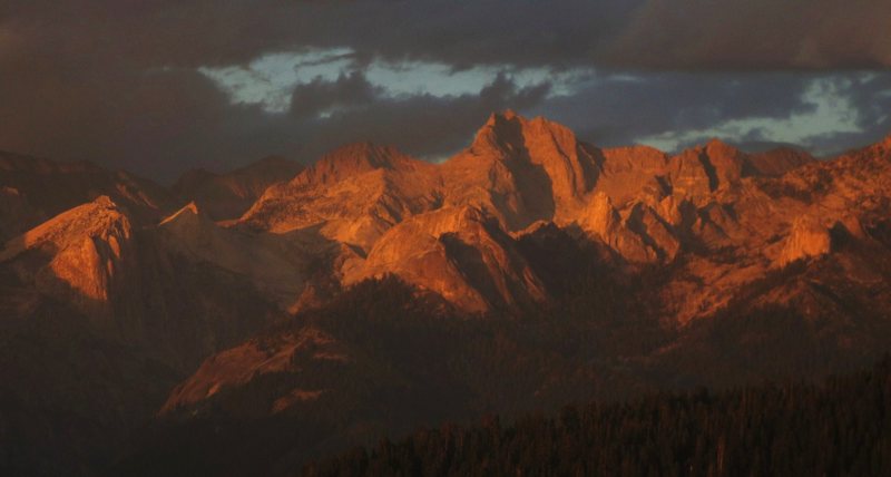 Dramatic sunset: Angel Wings, Hamilton Dome, and other peaks of high Sierra
