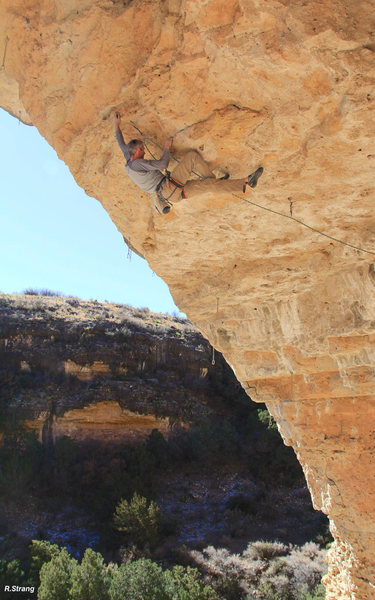 Ed Strang in the middle <br>
of the business <br>
Straight Into Frantic Oblivion (5.14a/.13d)