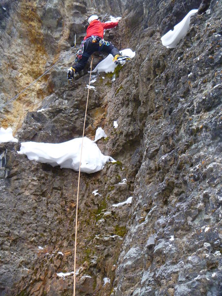 Eduardo Ibañez starting the second pitch of Attractive Hazard, we encountered no ice whatsoever on the whole route. January 25, 2013.