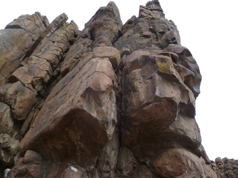 The crack (in the center).