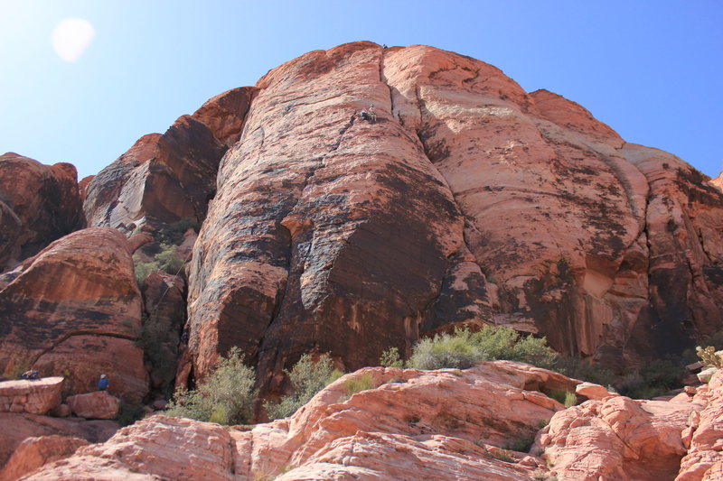 Start by the two trees/shrubs located at the bottom of the crack and follow up right to nice belay ledge. Than follow the nice long right crack all the way up.
