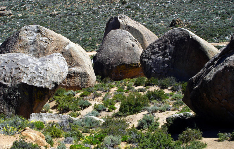 Some heavy-hitter boulders in the Buttermilks<br>
