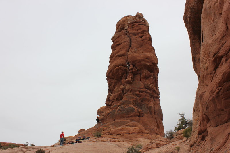 Derek leading the crack on Owl Rock. I found this climb a little awkward but plenty of place to protect. Use slings to extend.