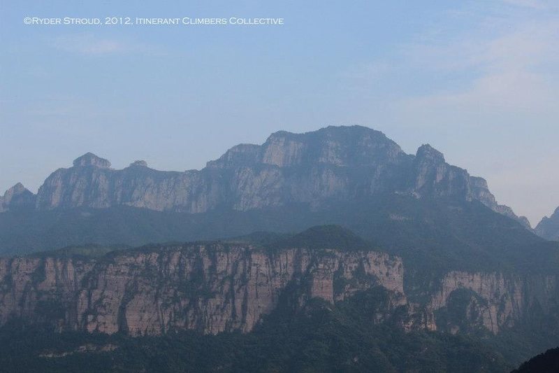 A view of the bizarre geology of the Wanxian Mountain region of the Taihang Mountains. The cliffs below are coarse sandstone while the peaks above are of some yellow/brown (still unidentified) rock.