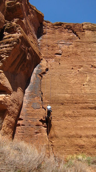 Mutton Honey 5.9 Crack left of rapeller to bolts half way. 5.8 crack to 5.9 roof.<br>
Crack under rapeller is 5.8