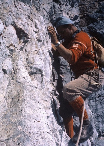 Maurizio de Zanna at the low crux, Spigolo Fiames.