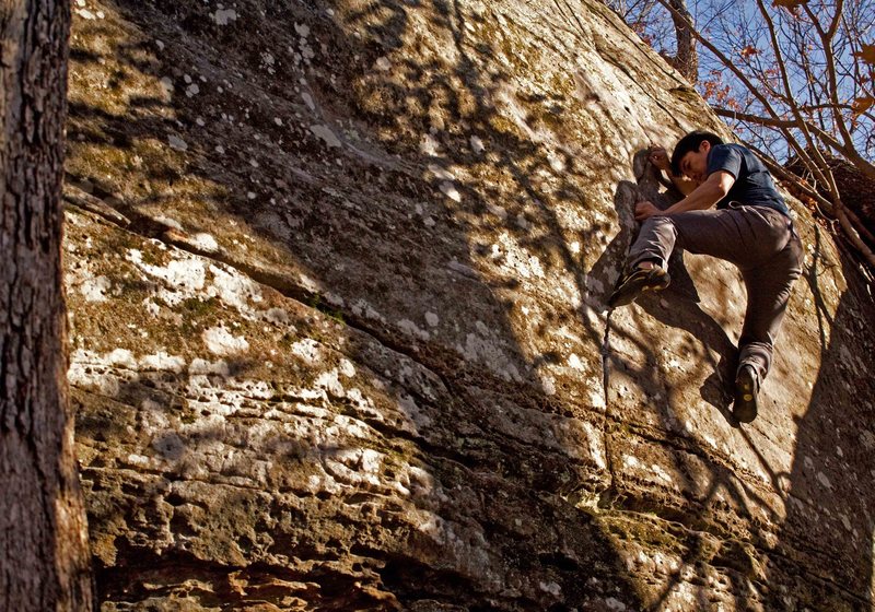 Jason Gatmaitan exhibiting the lack of footholds on Seam's Easy. Photo by Thomas Diehl.